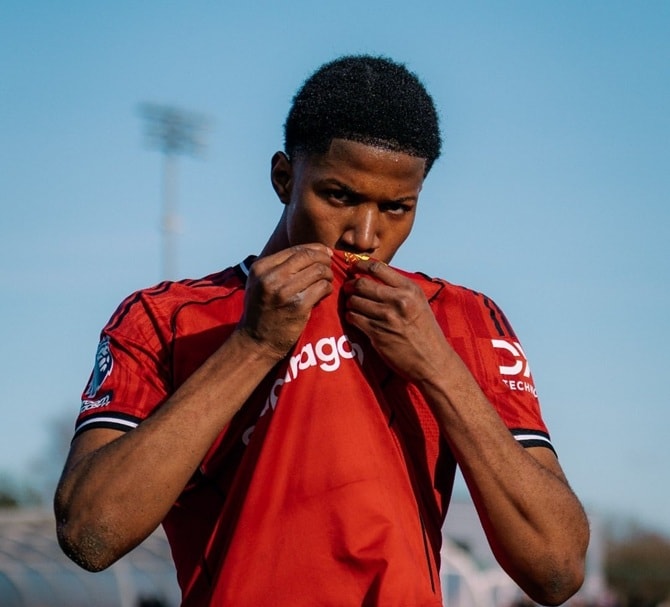 Chido Obi hôn lên huy hiệu MU sau khi ghi bàn thắng quan trọng vào lưới U18 Man City.