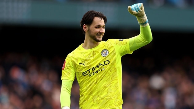 James Trafford là điểm sáng hiếm hoi của Man City ở trận thắng Salford 2-0.