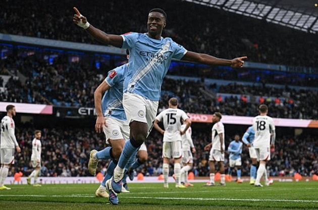 Guehi ghi bàn thắng đầu tiên trong màu áo Man City.