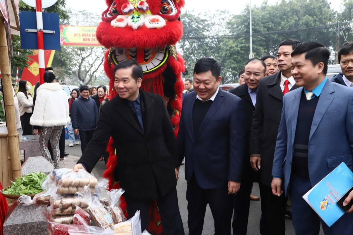 Chợ Tết Xuân Bính Ngọ 2026 phường Văn Miếu - Quốc Tử Giám: Người lao động phấn khởi, sắm Tết thêm đủ đầy