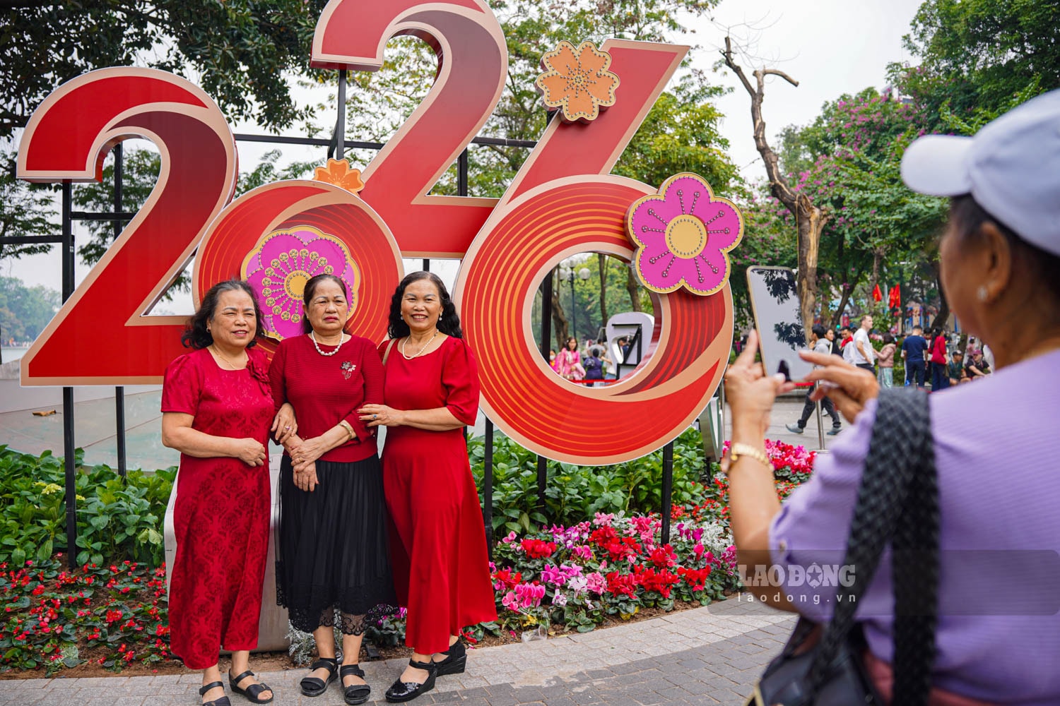 Người Hà Nội lên đồ, chen chân check-in tại Hồ Gươm ngày đầu năm 2026