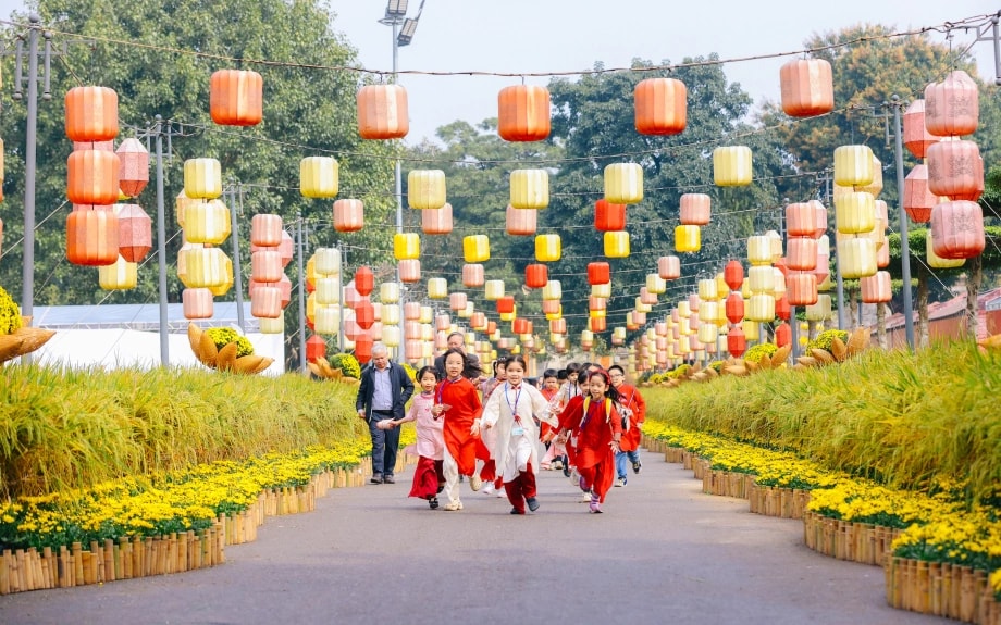 Đường hoa Tết lần đầu tổ chức trong Hoàng thành Thăng Long - Báo VnExpress Du lịch
