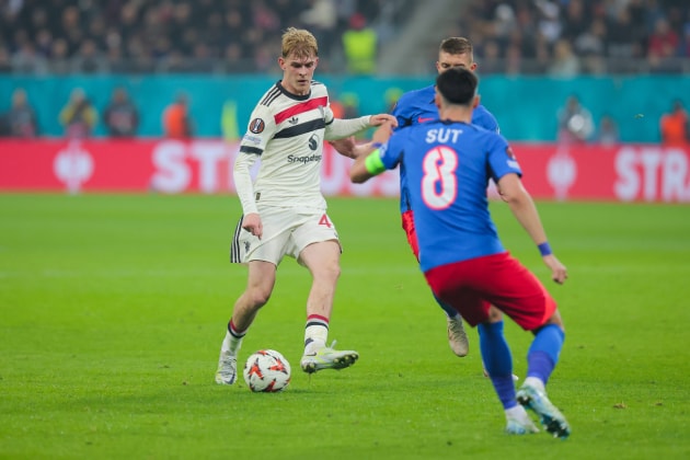 Toby Collyer trong màu áo Manchester United với gương mặt đầy quyết tâm.