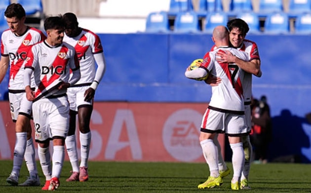 Rayo Vallecano tận dụng triệt để sai lầm của hàng thủ Atletico.