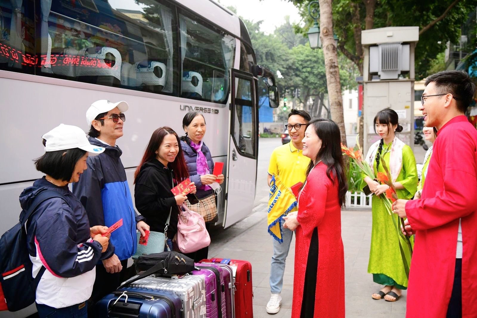 Ngày giờ đẹp xuất hành Tết Bính Ngọ 2026: Mùng 1, mùng 2, mùng 3 đi hướng nào, giờ nào tốt nhất?