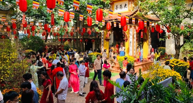 Đi chùa đầu năm: Đừng cầu xin đủ thứ, bẻ cành ngắt bông, chen lấn chụp hình