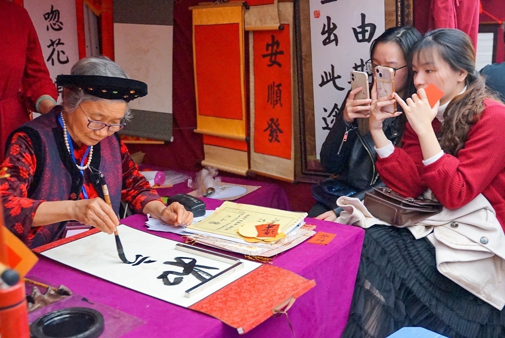 Xin chữ đầu năm Tết Bính Ngọ 2026: Ý nghĩa phong tục và những chữ mang lại may mắn