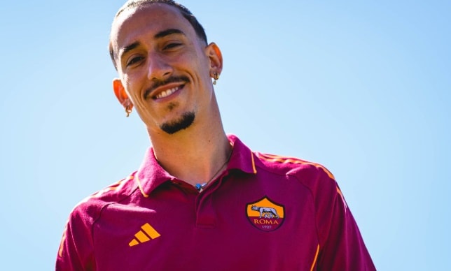 Kostas Tsimikas cũng đang chật vật cạnh tranh suất đá chính tại Roma.