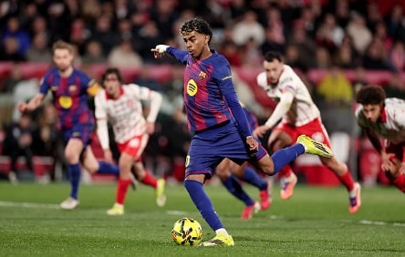 Lamine Yamal thực hiện không thành công quả phạt đền ở phút 45+3 trong trận gặp Girona.