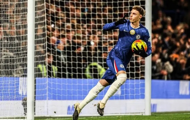 Cole Palmer thực hiện cú sút phạt đền cho Chelsea tại Ngoại hạng Anh.