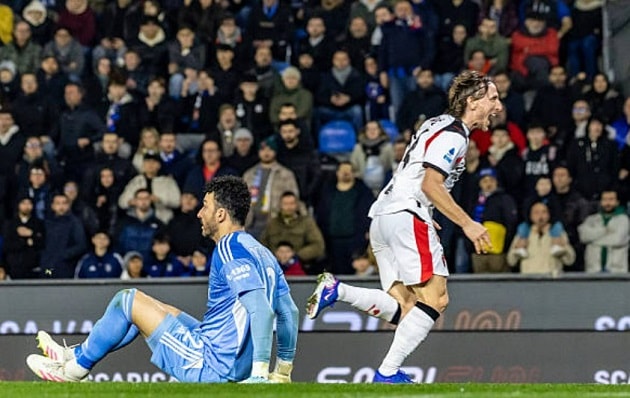 Milan vừa thoát hiểm trước Pisa.