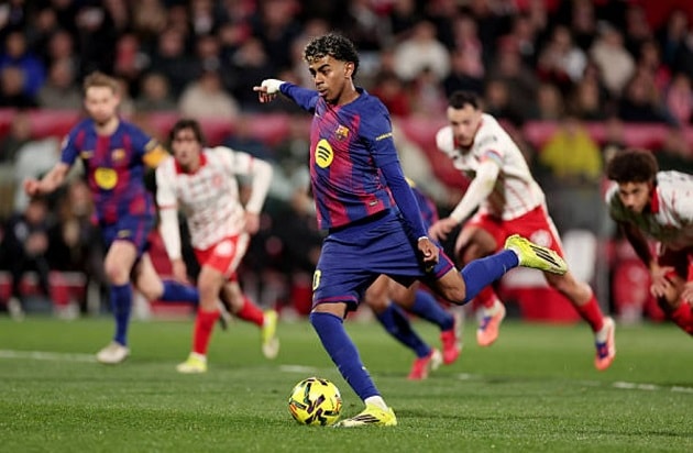 Lamine Yamal ôm mặt thất vọng sau pha hỏng ăn trên chấm 11m