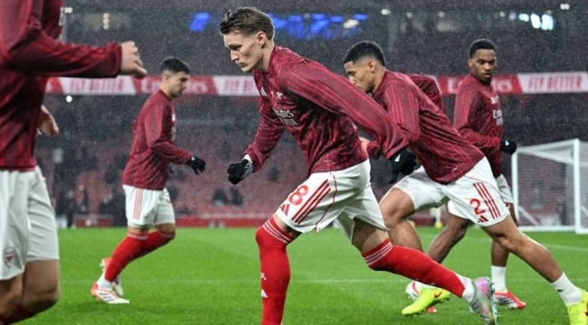 Các cầu thủ Arsenal thực hiện bài tập khởi động trên sân trước khi trận đấu chính thức bắt đầu.