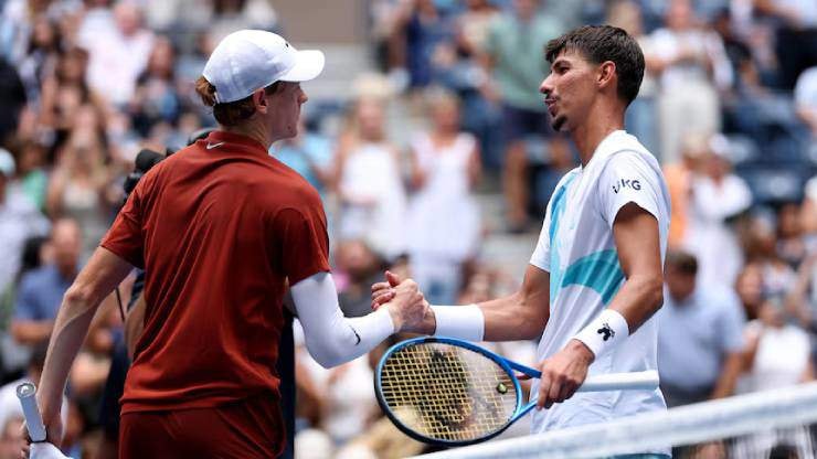 Sinner (bên trái) chắc chắn được đánh giá cao hơn đối thủ