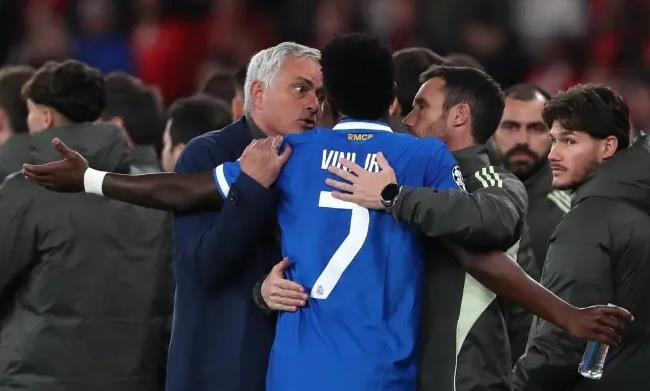 Real Madrid duy trì sự tập trung tối đa dưới sức ép từ khán giả Benfica.