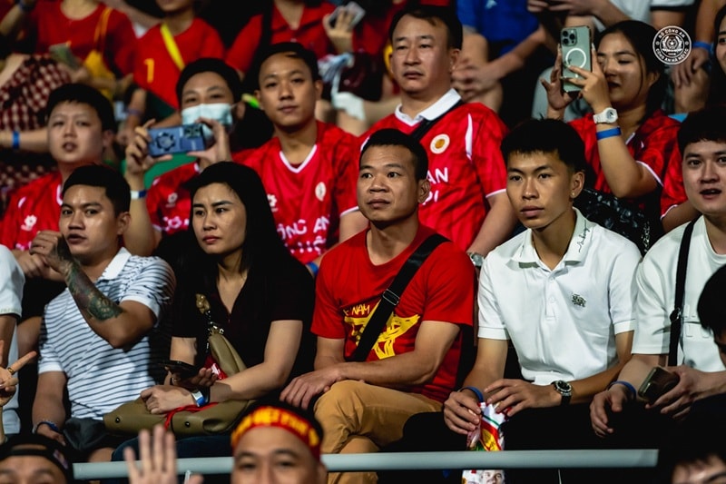 Các CĐV Việt Nam trên khán đài.