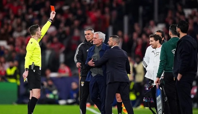 Mourinho nhận thẻ đỏ do lỗi phản ứng.