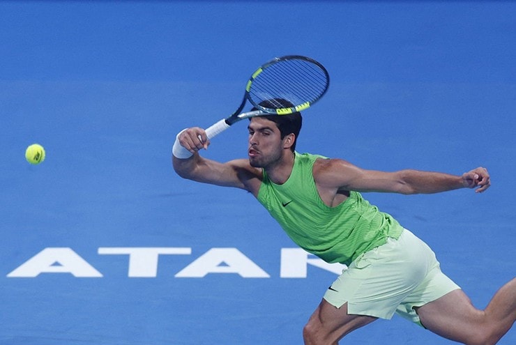 Alcaraz cứu 2 set point ở trận ra quân Qatar Open