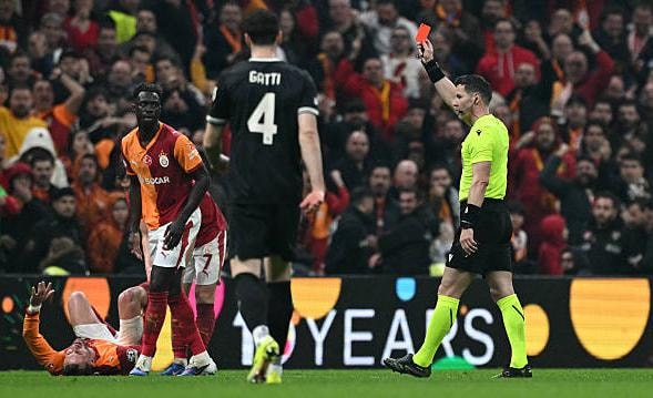 Juventus để thua đậm Galatasaray trong thế thiếu người.