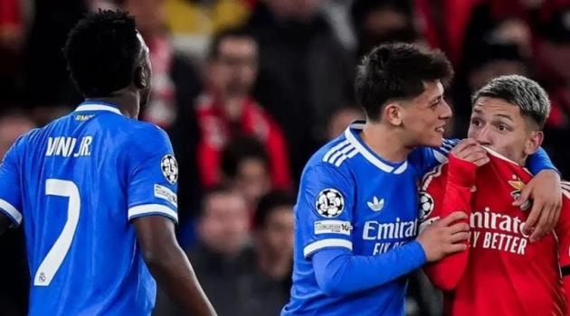 Bầu không khí căng thẳng bao trùm trận play-off Champions League do các yếu tố ngoài chuyên môn.