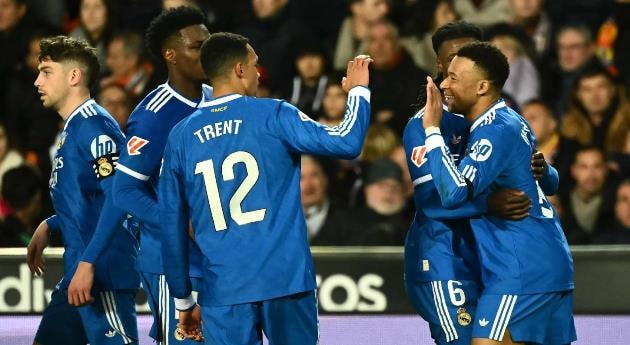 Dàn sao Real Madrid ăn mừng chiến thắng quan trọng trên đất Bồ Đào Nha.