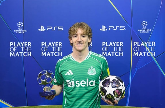 Anthony Gordon tỏa sáng giúp Newcastle sáng cửa đi tiếp.