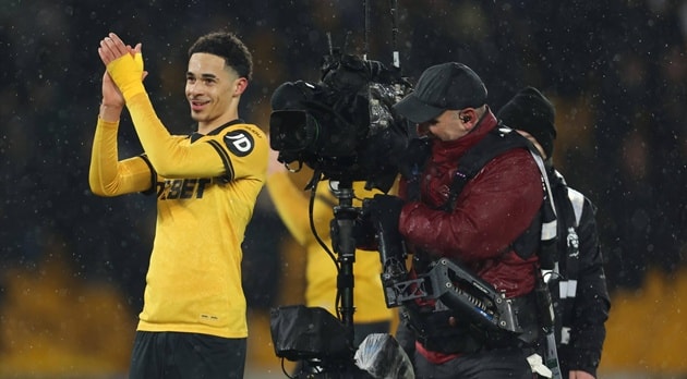 Tom Edozie ăn mừng bàn thắng làm xoay chuyển cục diện cuộc đua vô địch