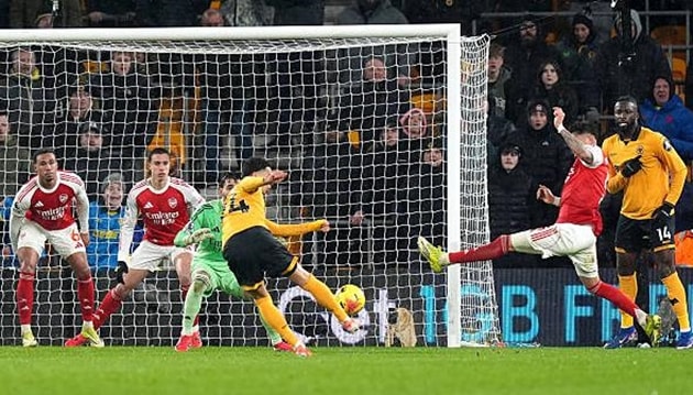 Khoảnh khắc Arsenal đánh rơi 2 điểm quý giá ở phút cuối.