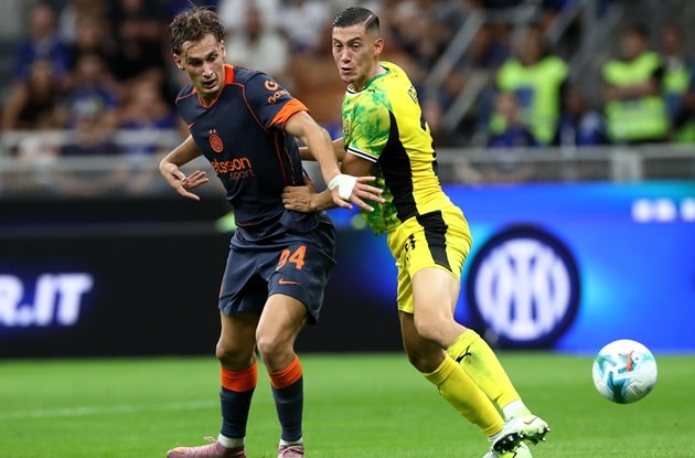 Cờ đến tay Pio Esposito.