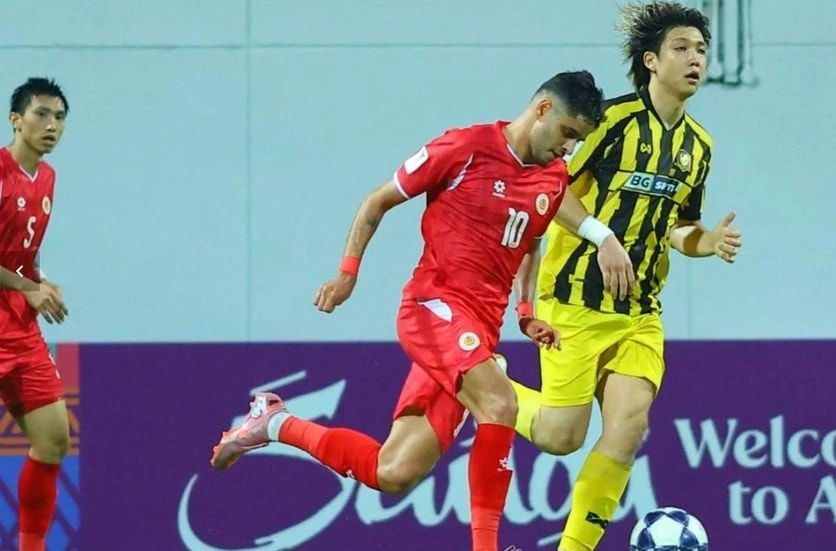 Leo Artur cũng dính thẻ đỏ.