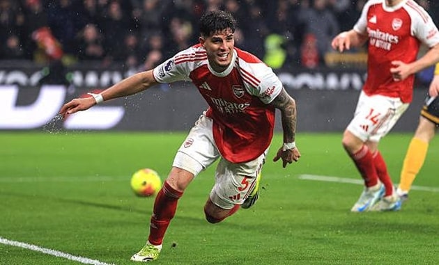 Piero Hincapie ăn mừng bàn thắng nâng tỷ số lên 2-0 cho Arsenal