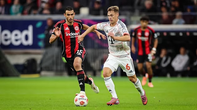 HLV Albert Riera và các cầu thủ Frankfurt chuẩn bị phương án khắc chế Bayern Munich.