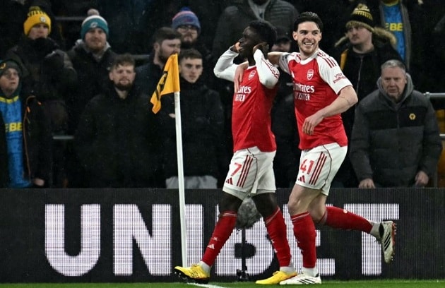 Bukayo Saka thi đấu nỗ lực trong vai trò tiền vệ hộ công mới lạ tại Arsenal.