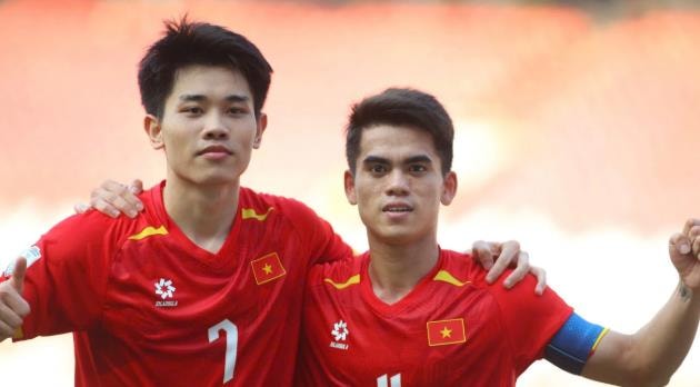 Đình Bắc và Văn Khang trong trang phục thi đấu tại V.League.