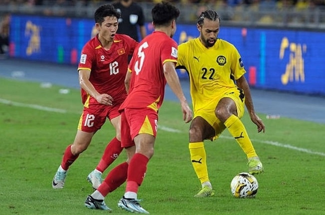 Malaysia đối mặt nguy cơ án phạt nặng Đội tuyển Malaysia đối mặt với nguy cơ nhận án phạt nặng từ FIFA và AFC do bê bối nhập tịch.