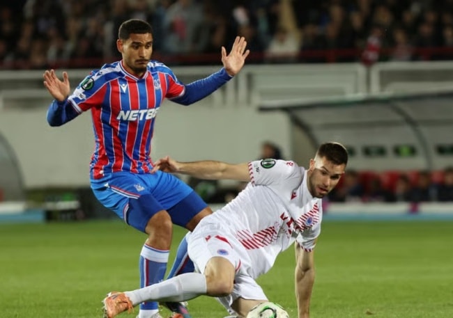 Trung vệ Maxence Lacroix dính chấn thương cơ bắp và phải rời sân sớm.