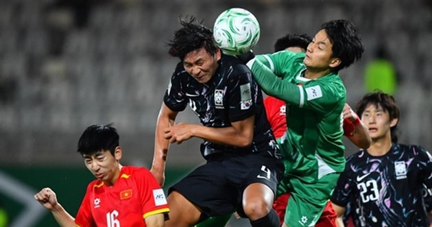 Thủ môn Văn Bình thi đấu trong màu áo U23 Việt Nam