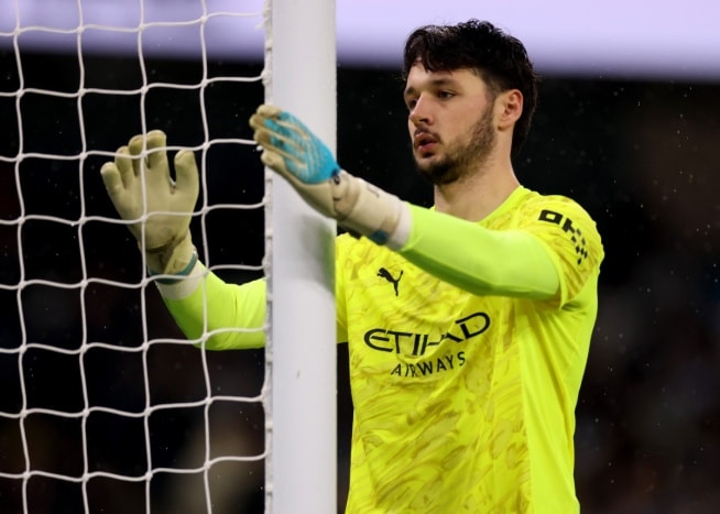 James Trafford cần bến đỗ mới để vực dậy sự nghiệp sau thời gian dự bị tại Man City.