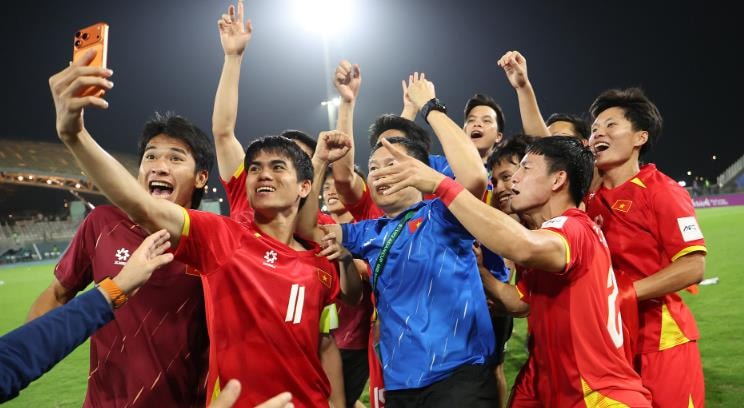 Các cầu thủ trẻ Việt Nam tập luyện nỗ lực trên sân.