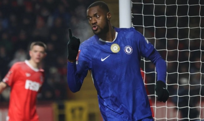 Tosin Adarabioyo trong màu áo Chelsea.
