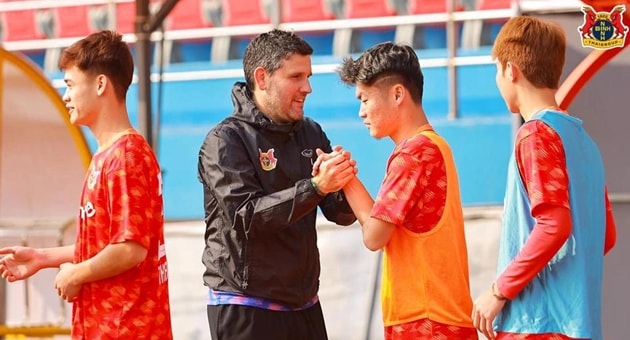 Các cầu thủ V-League nỗ lực tập luyện trong những ngày đầu năm mới.