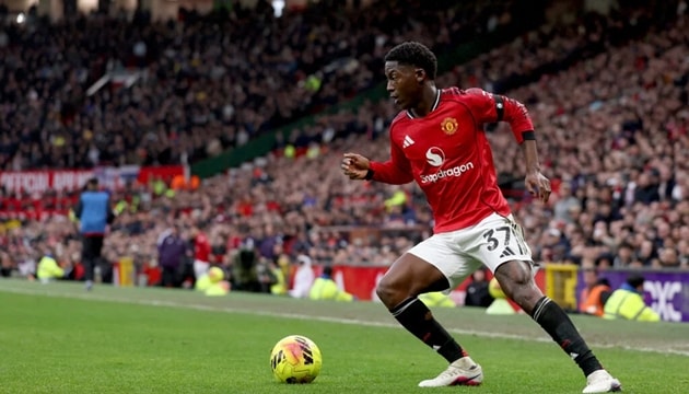 Kobbie Mainoo đang tỏa sáng dưới thời Michael Carrick.