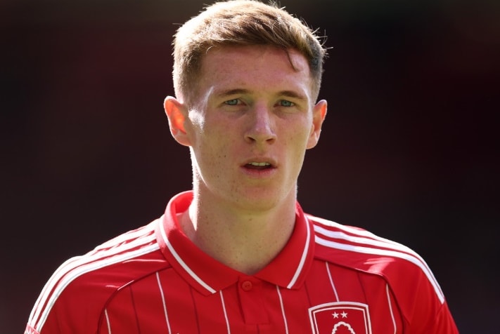 Tiền vệ Elliot Anderson trong màu áo Nottingham Forest, mục tiêu thay thế Casemiro.