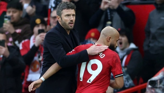 Michael Carrick đứng trước thử thách giúp MU tiến lên một cách vững vàng.