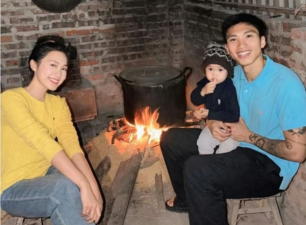 Hậu vệ Đoàn Văn Hậu tận hưởng thời gian hạnh phúc bên vợ và con trai trong những ngày đầu xuân.