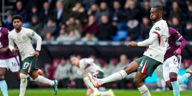 Tosin Adarabioyo ở trận đấu với Burnley.