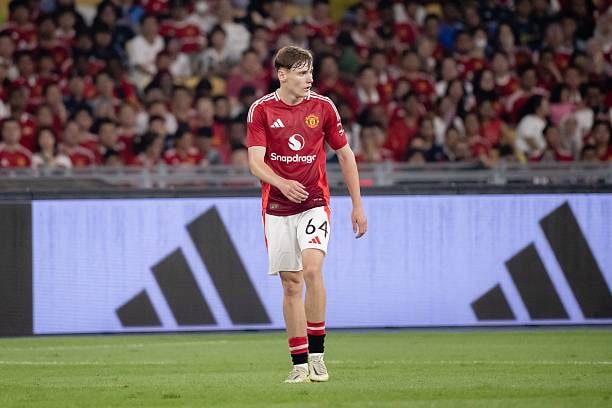 Jack Moorhouse trở lại Manchester United để hỗ trợ tuyến giữa dưới thời Michael Carrick.