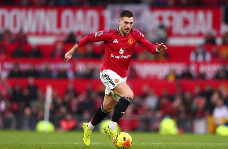 Diogo Dalot duy trì phong độ ổn định và nền tảng thể lực ấn tượng tại Manchester United.