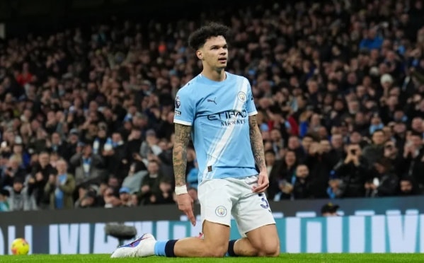 Manchester City áp sát Arsenal với khoảng cách chỉ còn 2 điểm trên bảng xếp hạng.