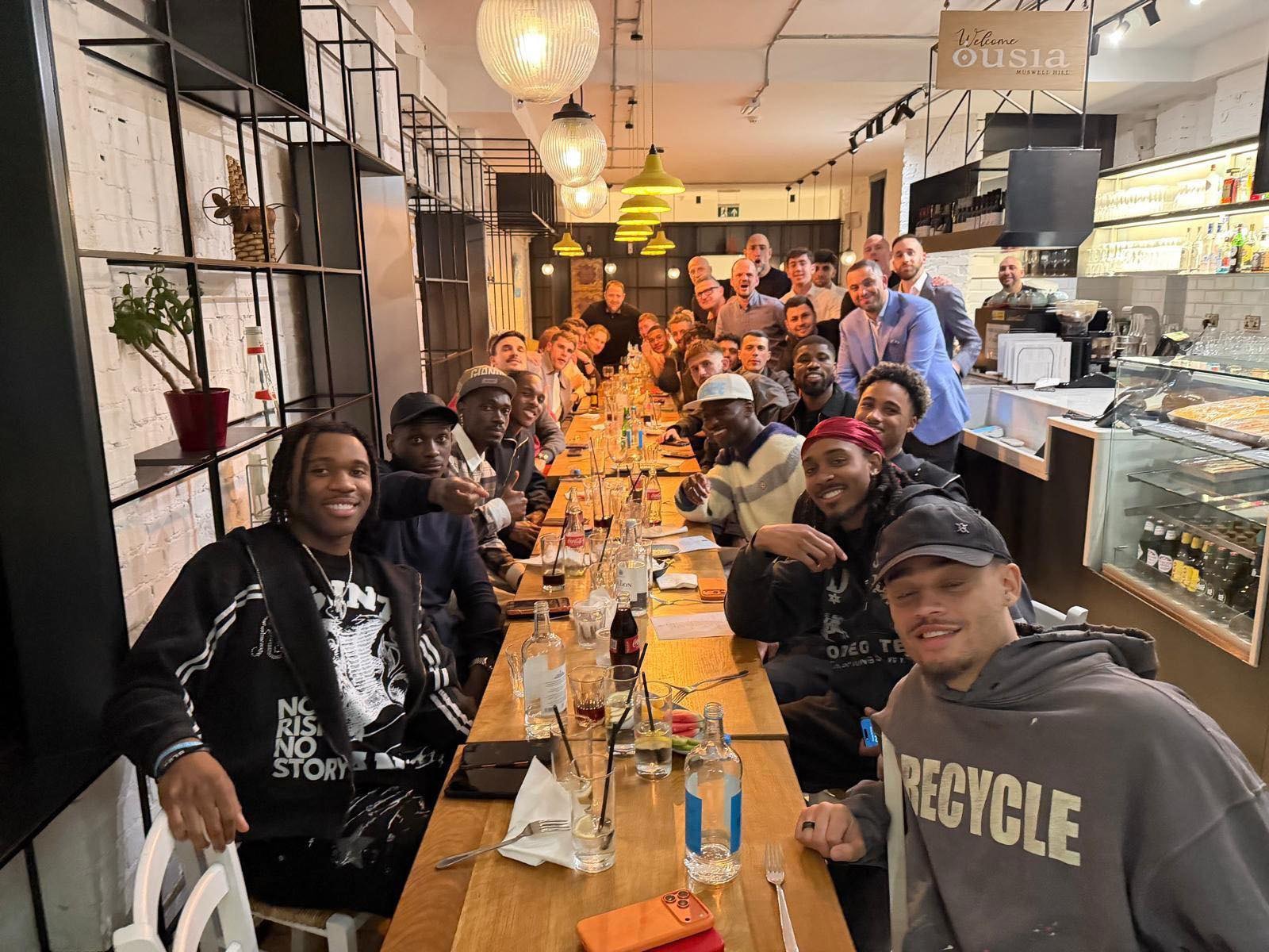 Các cầu thủ Tottenham Hotspur vừa có buổi tiệc ăn uống, thư giãn ở nhà hàng Ousia.